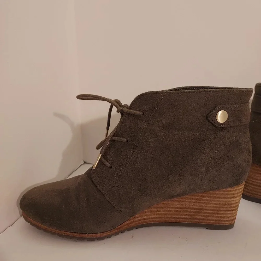 Dr. Scholl's Shoes Olive Green Microfiber Conquer Ankle Booties in Size 7.5M